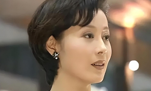 1994年，42岁的尤小刚为了温柔的邬倩倩，和原配妻子田歌离了婚。16年后，邬倩