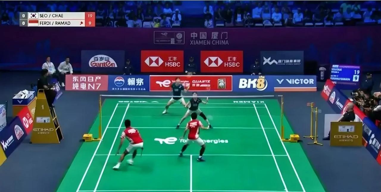 肉丁组合强势获得第一分！
2025苏迪曼杯混合团体锦标赛韩国队与印尼队正在进行半