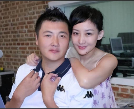 1999年，成名后的孙楠抛弃了同居10年的女友辛欣，转身娶了神交已久的买红妹。9