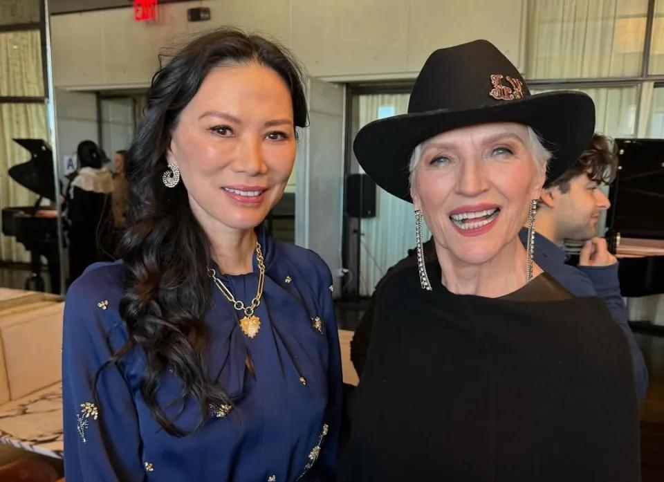 邓文迪离婚以后，并没有因为丈夫的光环消退，而被冷漠。
她经常受邀参加一些名流的活