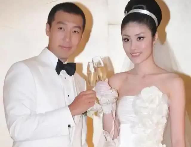 这是陈慧琳和老公的合照！二人从认识到现在已经33年了，共同生了两个孩子，感情还是