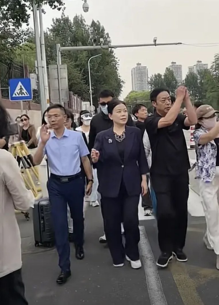 人们都在质疑：错换人生28事件，姚策在杭州树兰医院治得好好的，为什么他的亲生父母