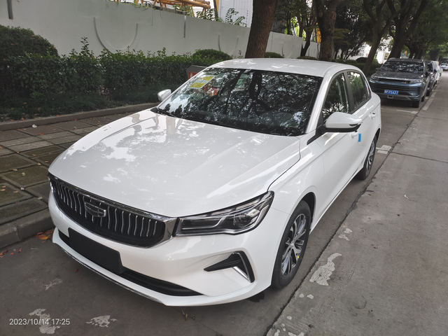 小白购车的经历
提小白车一天了，这个价位除了它没什么选的，所以车子我都没看，价格