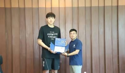 杨瀚森收到录取通知书，中国海洋大学新生
杨瀚森今年被开拓者选中，作为一个首轮秀，