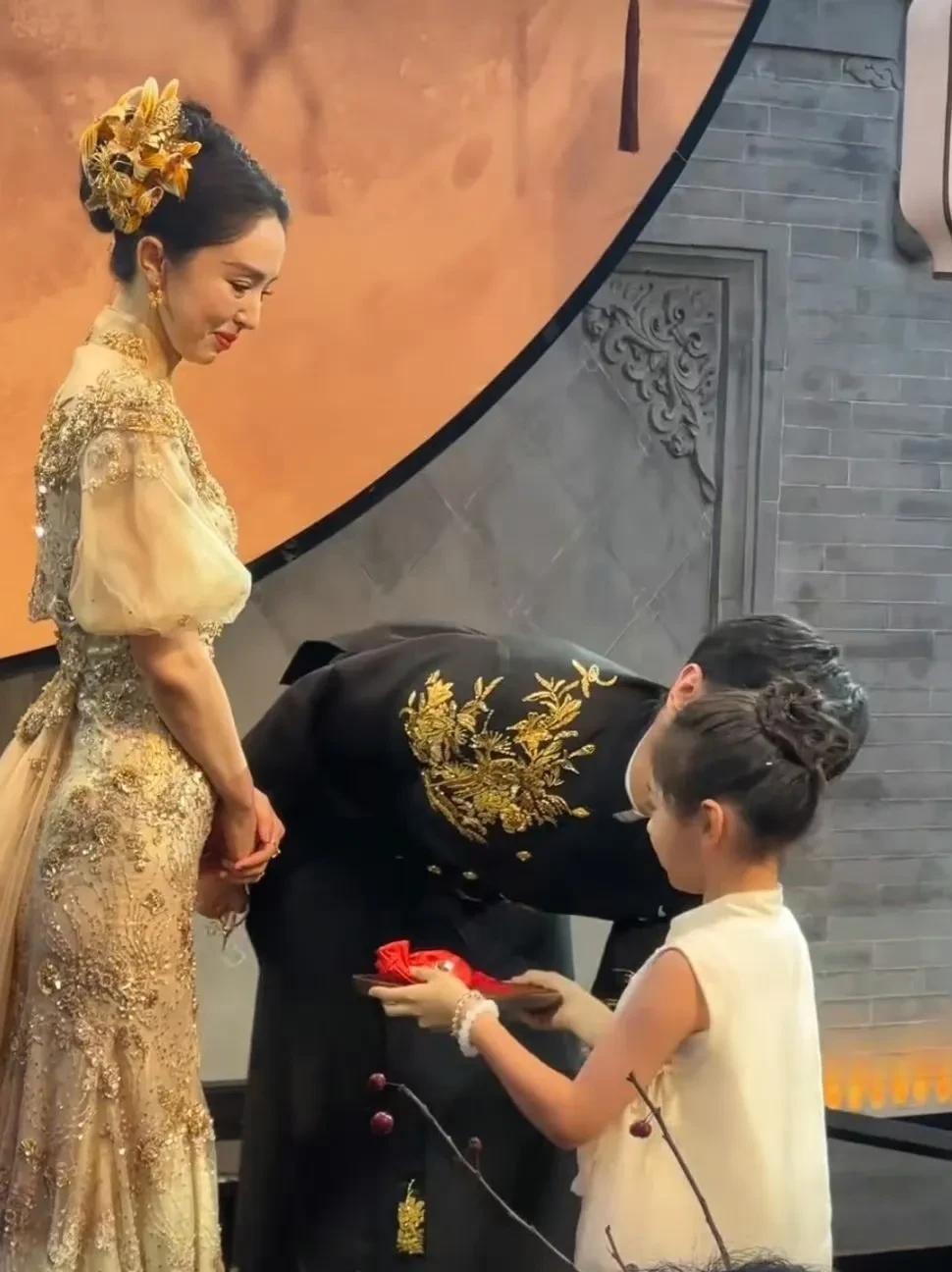 “搞笑，娶别人妈妈，为什么要亲别人孩子一下”、“说实话，不太好，女孩子最好不要让