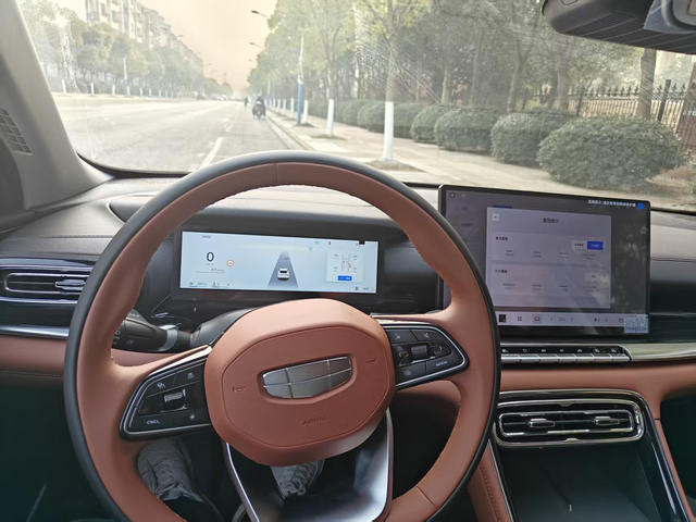 说说帝豪的实际使用感受吧
内饰摸着手感还行，能碰到的地方大多是软的，做工不算糙。