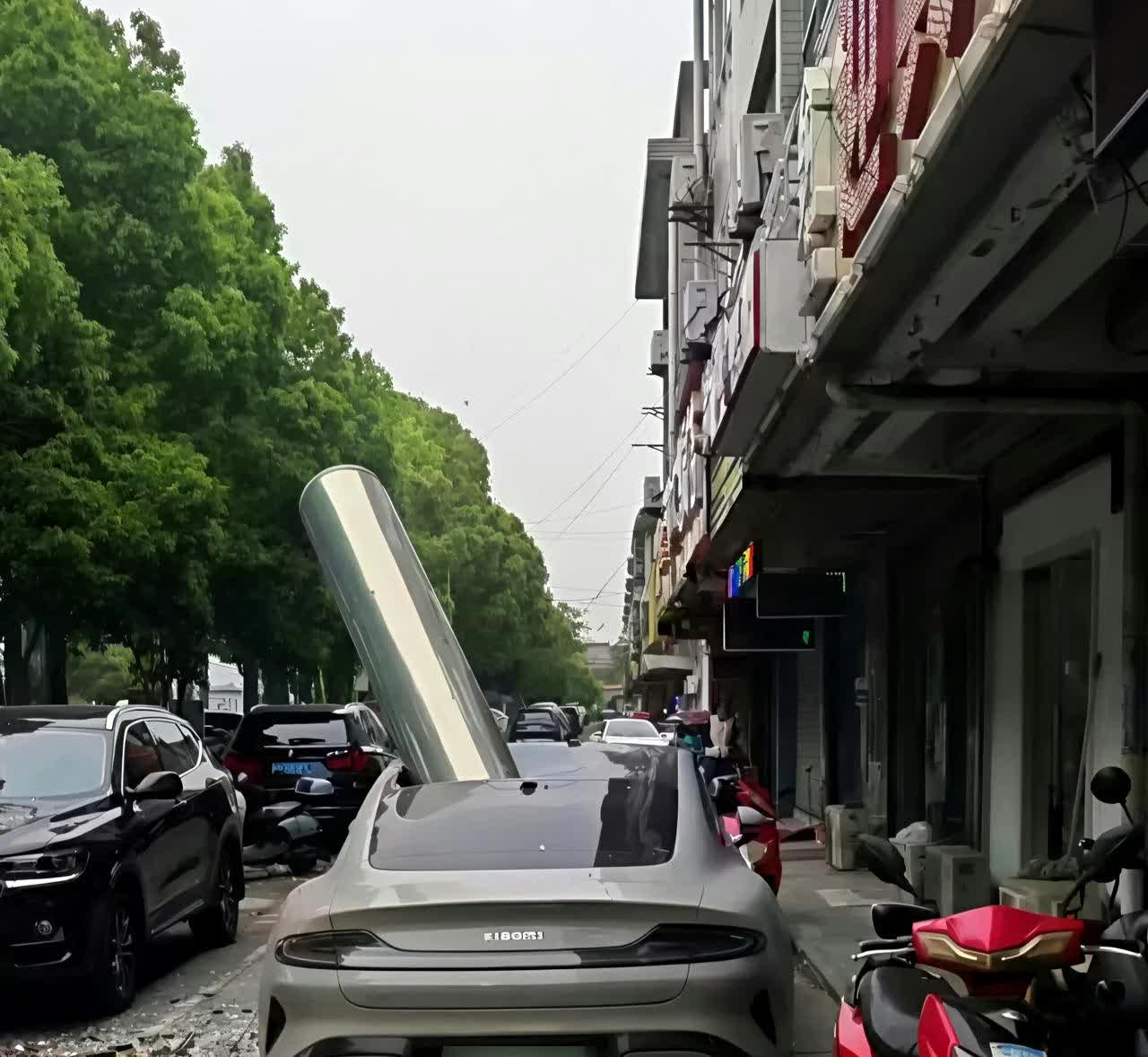 这总不能怪人家小米了吧……

真的是哦，还好没砸到人。
路上街道看到一辆车