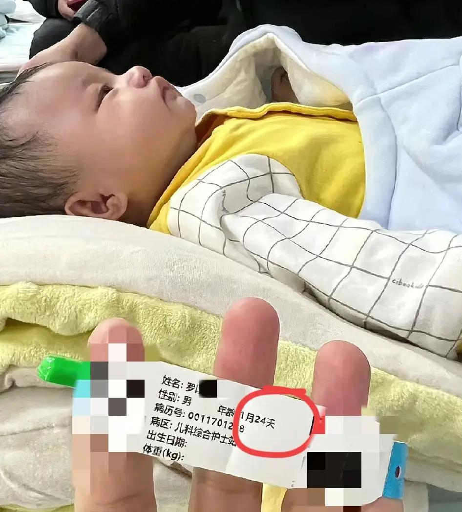 奶奶误将白酒当成水给一个月大的宝宝冲奶粉，宝宝连奶带酒喝了120毫升。
事情发生