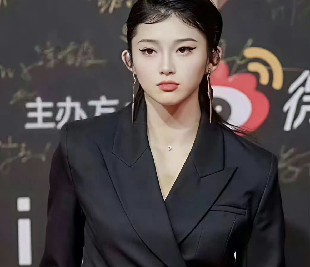 吴艳妮和孙杨罕见同框，身高175的吴艳妮都变娇小了！