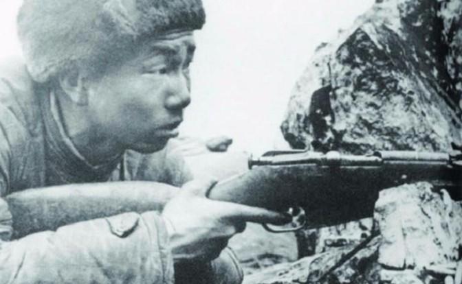 朝鲜战争中，一名美军大官到上甘岭视察，当他对着志愿军阵地指手画脚时，突然，“嘭”