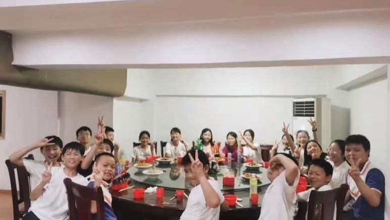 21名小学生毕业聚餐，老板娘暖心补贴冲上热搜