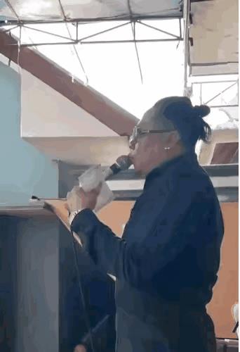 气味冲天，这话筒别人咋用