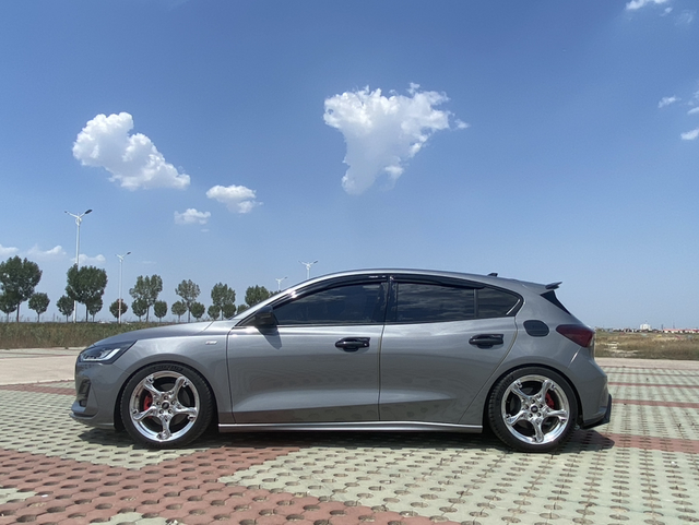 22福克斯
上下班代步，11个油，一万多公里了，跑过几回高速，三四百公里的样子，