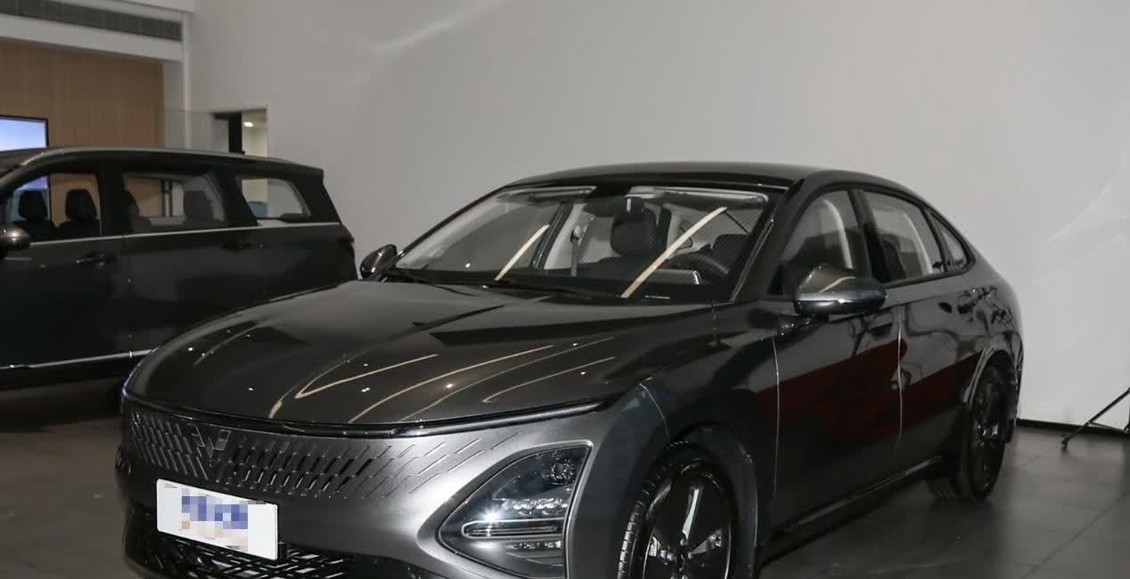 7万多块钱到手B级轿车，可油可电不比合资强吗！
说的就是五菱星光这台车，现在它