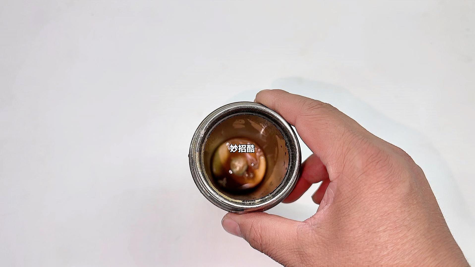 保温杯太深不好清洗？教你一招不用刷，只需1分钟就和新的一样