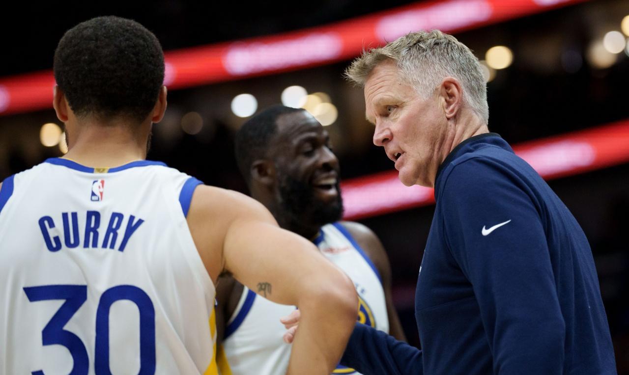 库明加和科尔的关系已经水火不容了！美媒报道：勇士5胜1负的比赛里，库明加被科尔按