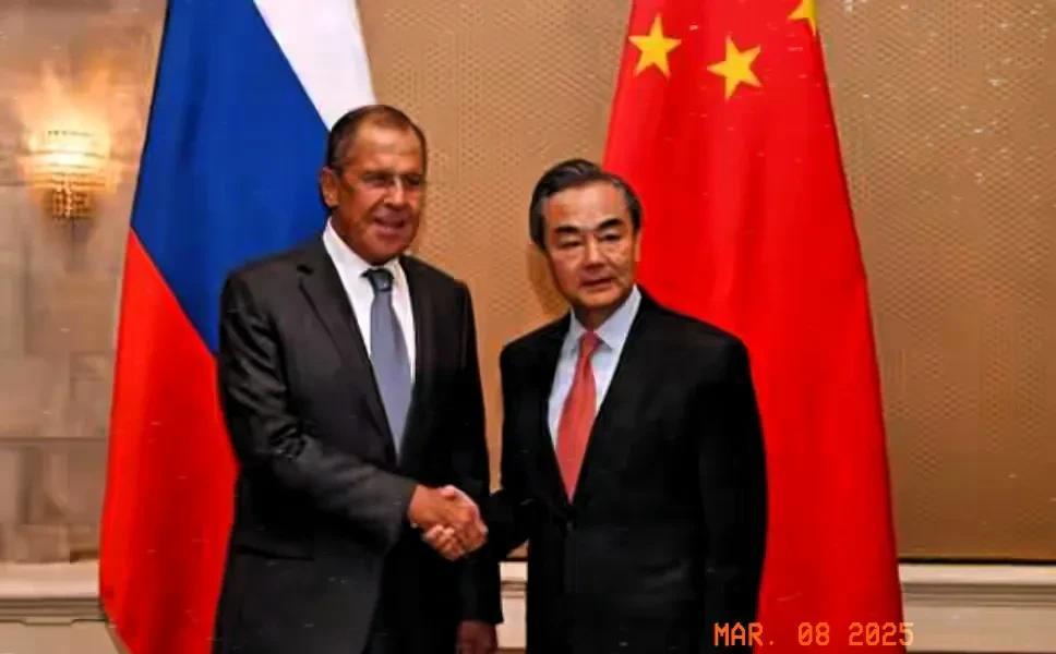 面对国际上不断散播的负面消息“联美制华”及离间中俄关系的暗箱操作都不会得逞，中俄