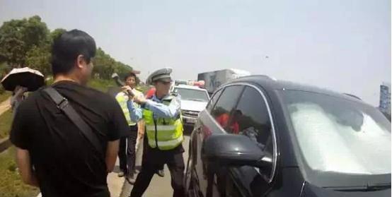 “最狠的女人！”2017年，江西一女子驾车上高速时，和母亲发生了争吵，一气之下，