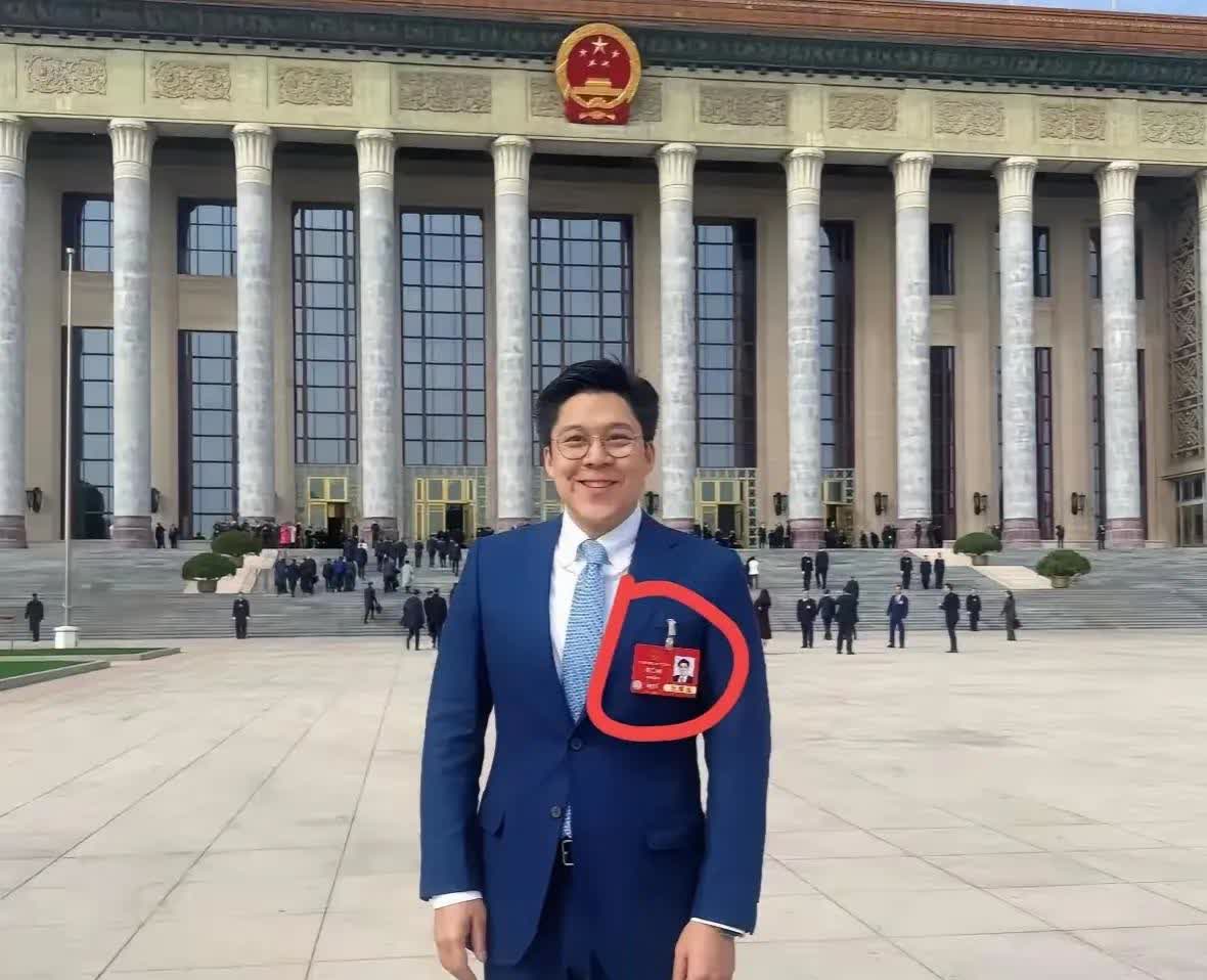 霍启刚啊，
真别再升职了，
再往上走，
怕是只剩香港特首的位置
能给你留