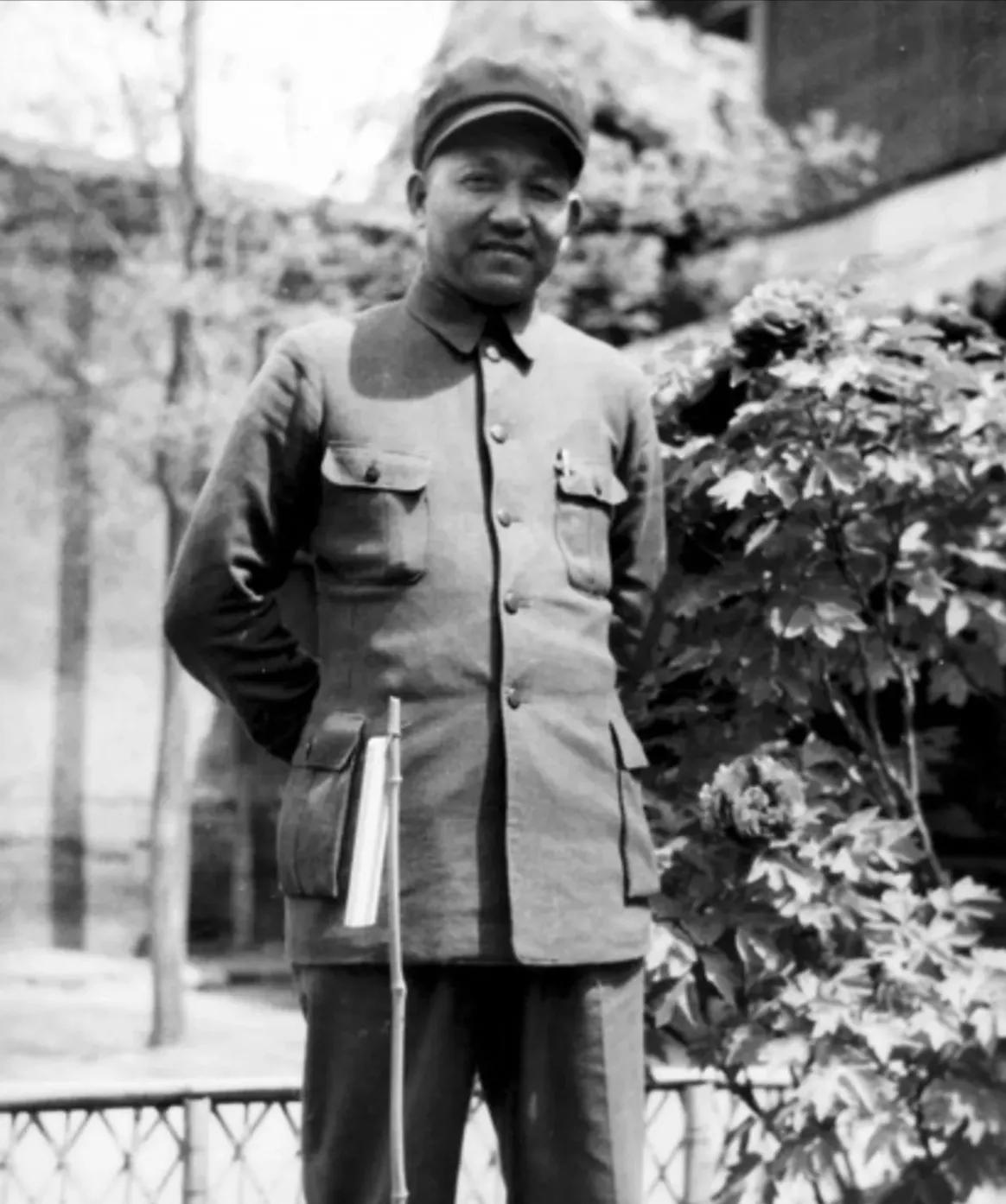 1954年6月7日，陈光在武汉不幸逝世，时年49岁。他是我军的高级将领，骁勇善战