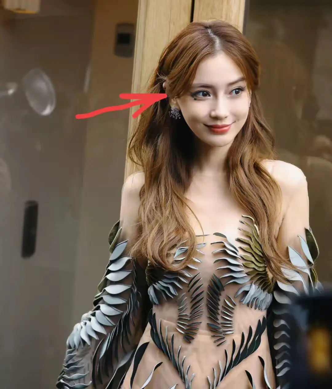 这下我相信杨颖没靠过黄晓明了！
离婚后资源越来越差，借不到最新的高定礼服，这姐竟