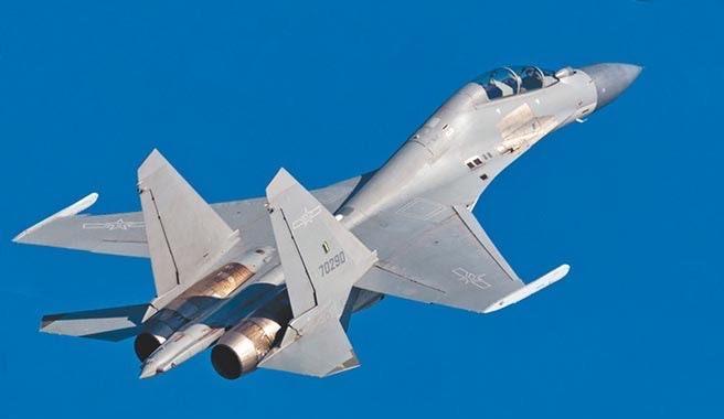 歼16凌空倒飞，同时锁定两架F35，对方再也不敢来了
10月6日消息，中国官媒首