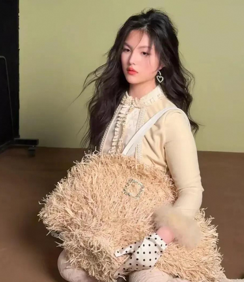  李湘母女回国拍杂志 王诗龄瘦了好多超惊艳