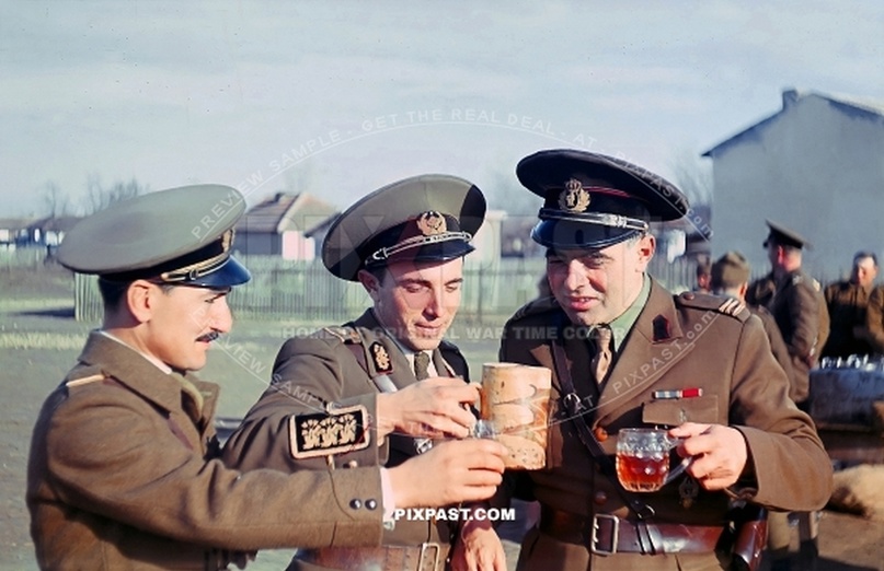 1943年，喝啤酒的罗马尼亚军官。