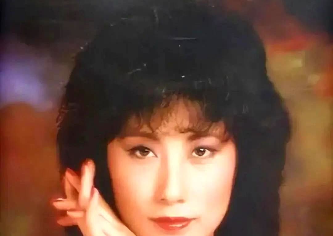 陈美琪在舞台上唱歌时，赵雅芝用话筒大声说话，叫叶童帮她脱衣服，这是把叶童当成助理
