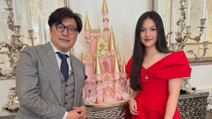 李湘王岳伦同框为女儿庆生，王诗龄一袭红裙，没发父亲照片引热议