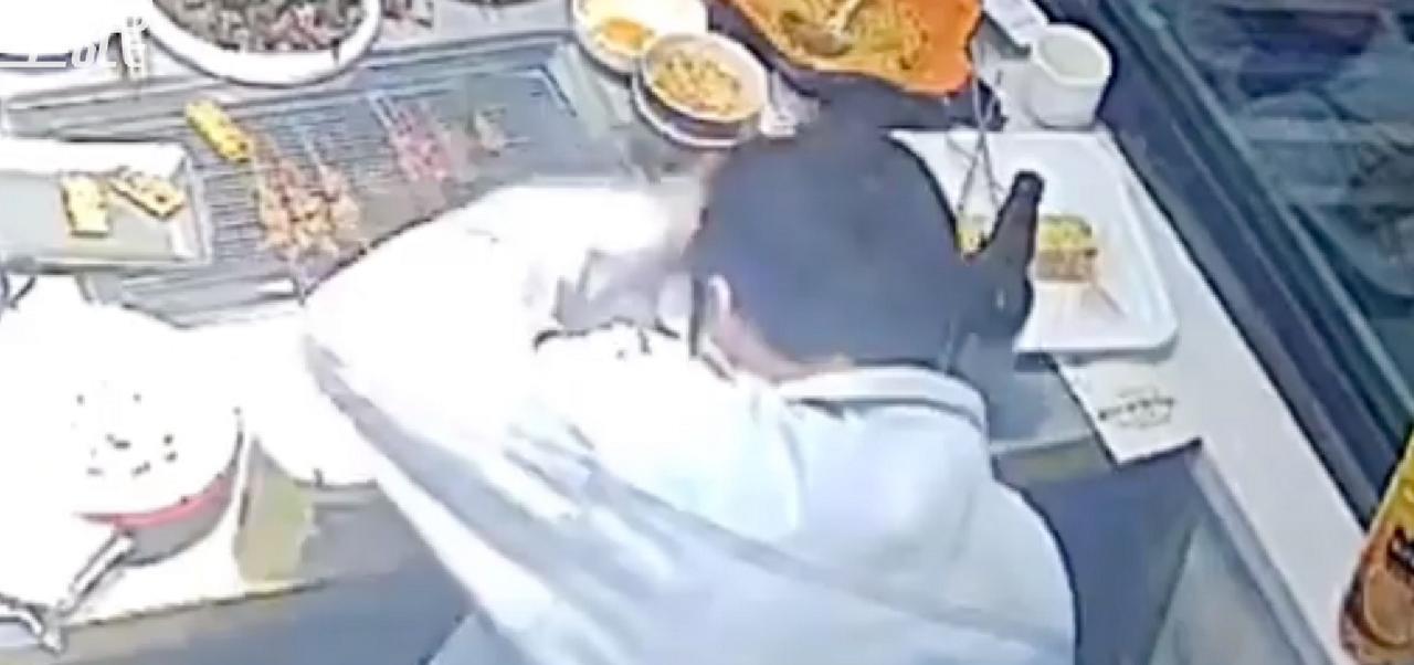 【#男子对盘抓头发要求免单被监控拍下#】4月13日，天津。男子带家人吃饭，中途对