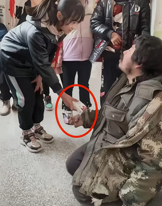 初二女孩离开了，胡雷是不是可以把他的善款要回来了，毕竟这笔钱是给小女孩上学用的，