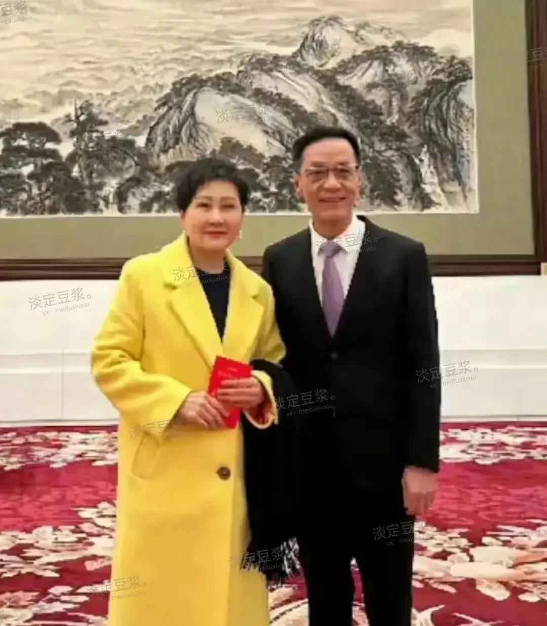 张凯丽穿着黄色的外套，端庄优雅，气质不凡！这衣服太鲜艳啦！妥妥的女神一枚！浑身散