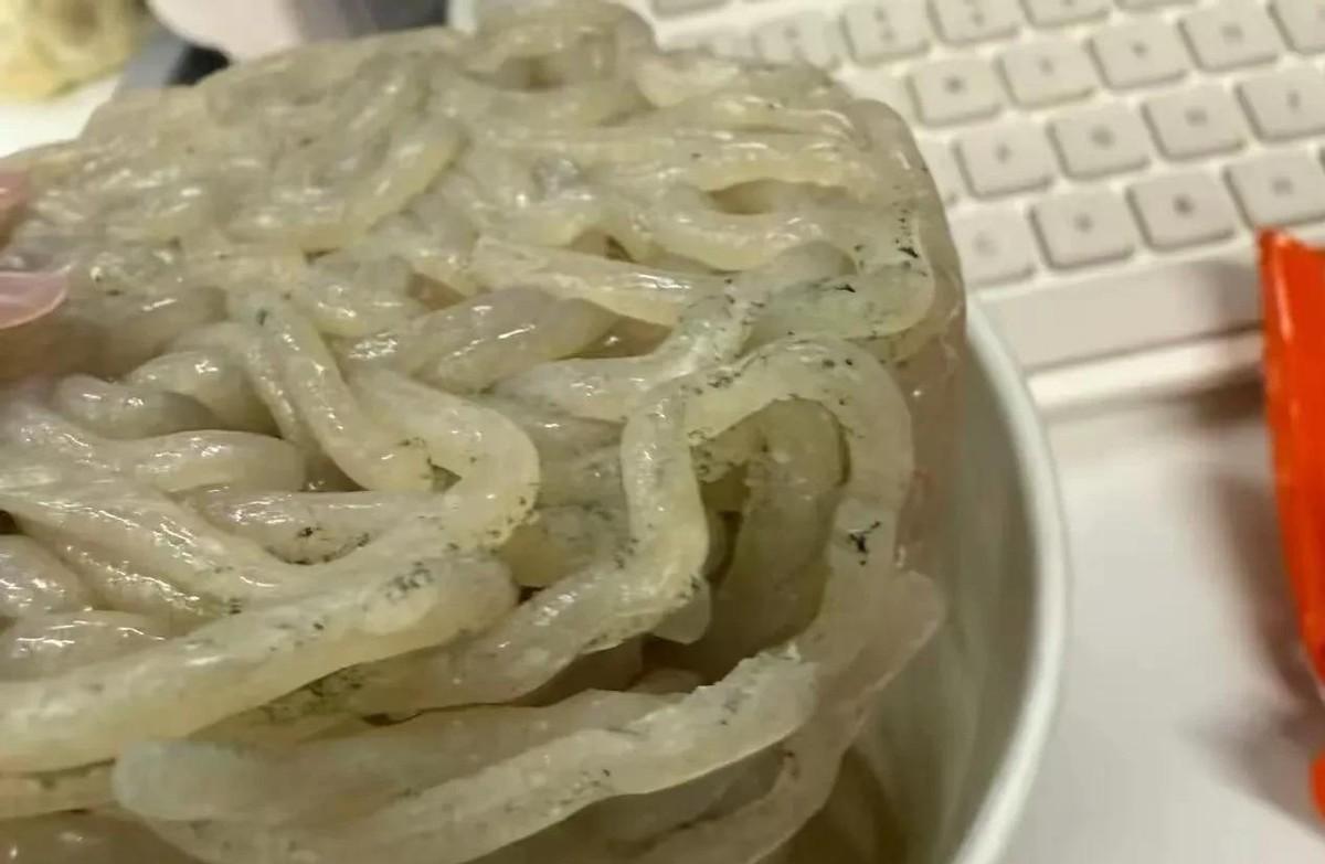 汪小菲头大！开市客超市下架麻六记酸辣粉的原因找到了！
前两天刷到个新闻，有位陈女