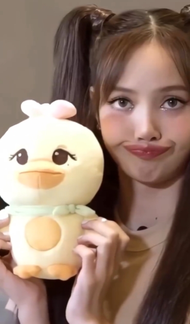 Lisa手里的娃娃和她长得一模一样