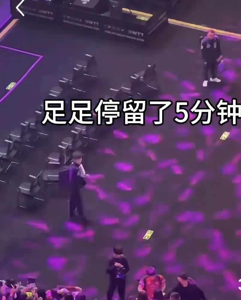张本智和在国内圈的粉丝也不少呀！

纸盒刚和队友内战赢了，从赛场出来，你看那