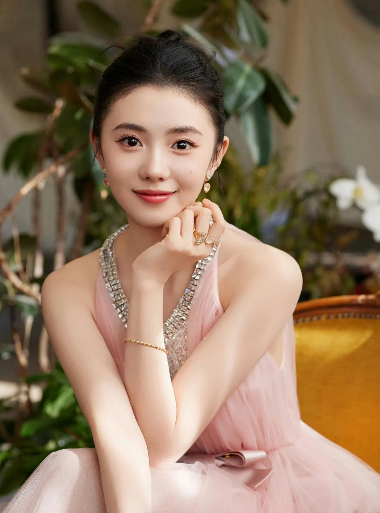刘浩存 一袭粉纱轻裹曼妙身姿