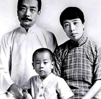1929年，鲁迅避孕失败，儿子出生了。一直想丁克的他，看到儿子第一眼，忍不住撇嘴