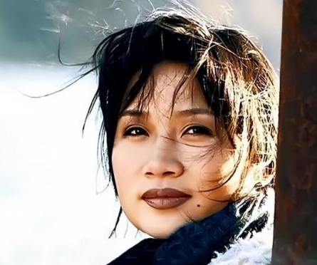 2000年，姜昆在国外遇到李娜，那时，李娜穿着法衣，早已削发为尼，姜昆看着她，好