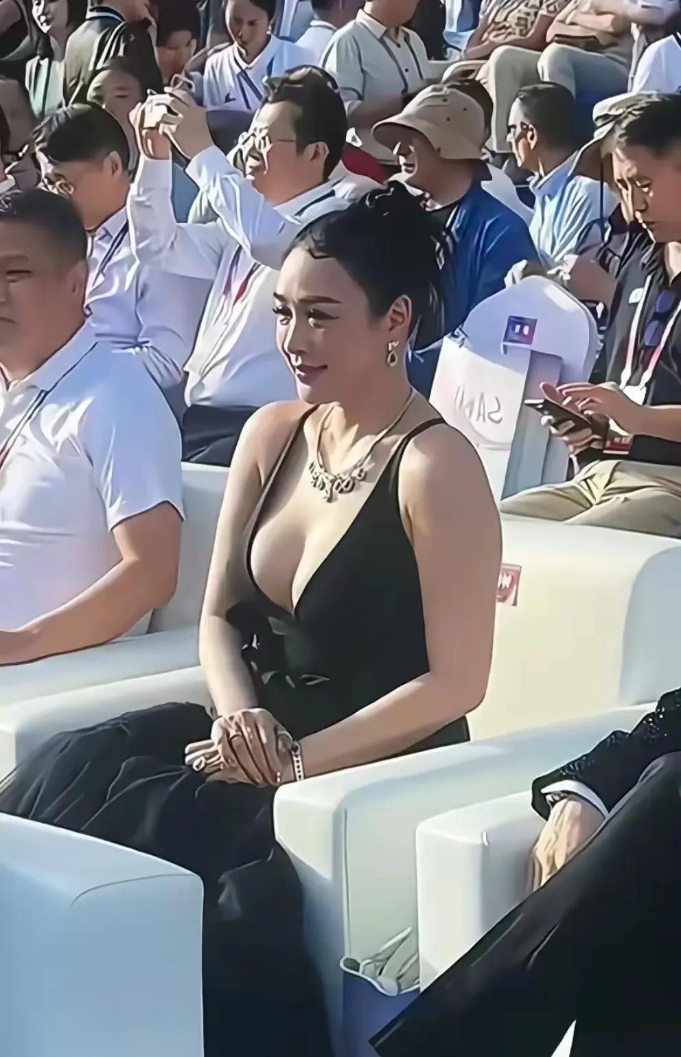钟丽缇的美丽瞬间，年龄的差距并没显得有多大老成，每次出场，感觉真的比同龄人还要年