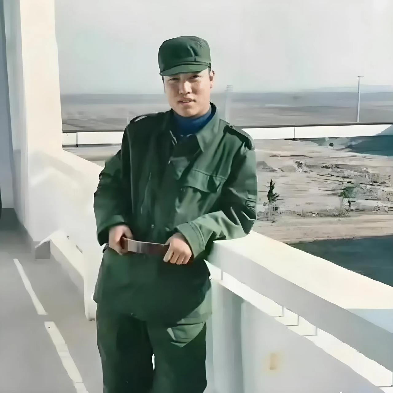 20岁时的贾冰，在军营拍下的留影，那时候的他五官很年轻，还只是一个青涩的小伙子 