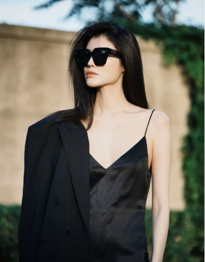 36岁的何穗，
模特生涯还有几年呢？
​不得不说，何穗真的很拼，
生了娃还做了第