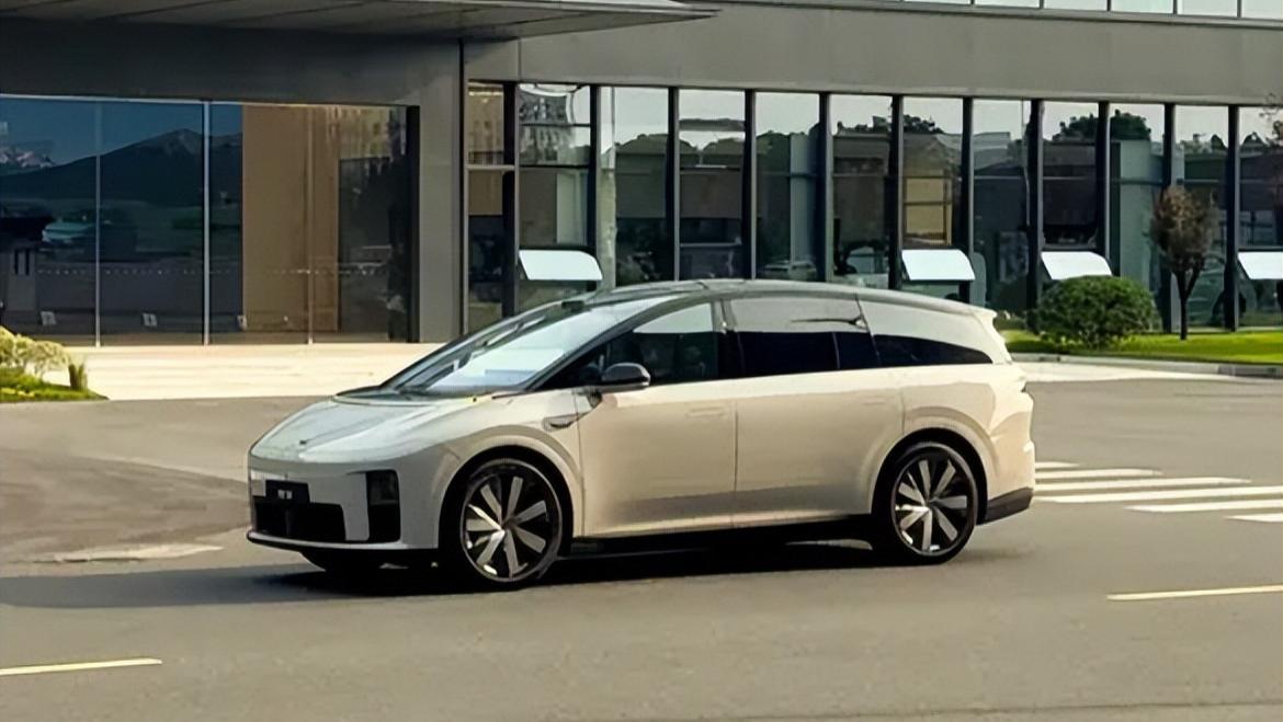 双电机+空悬+5C超充！理想i8配置拉满，35万的门槛高不高？