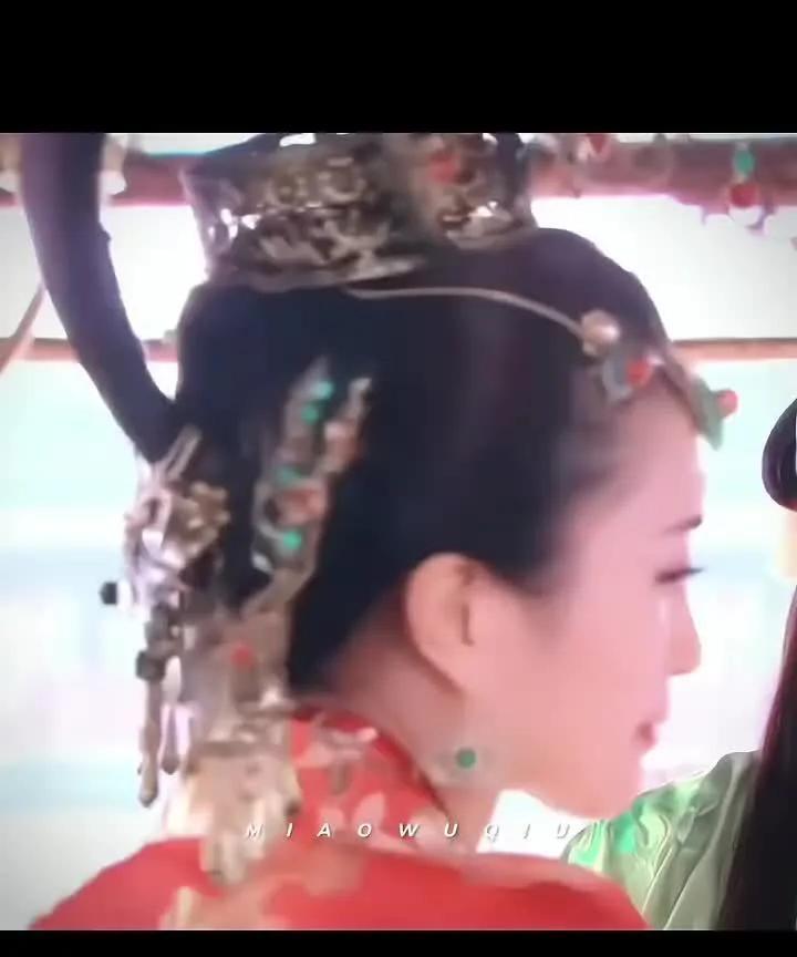 包文婧“封肚”引热议：美貌自信与婚姻焦虑的反差太真实！
明明颜值出众、气质甜美，