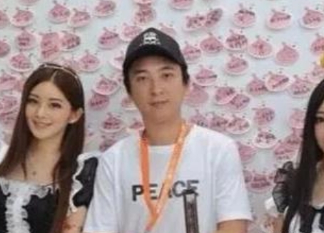 当年，王思聪给了雪梨1700万的劳斯莱斯作为分手礼。
原以为再无交集，没想到在一