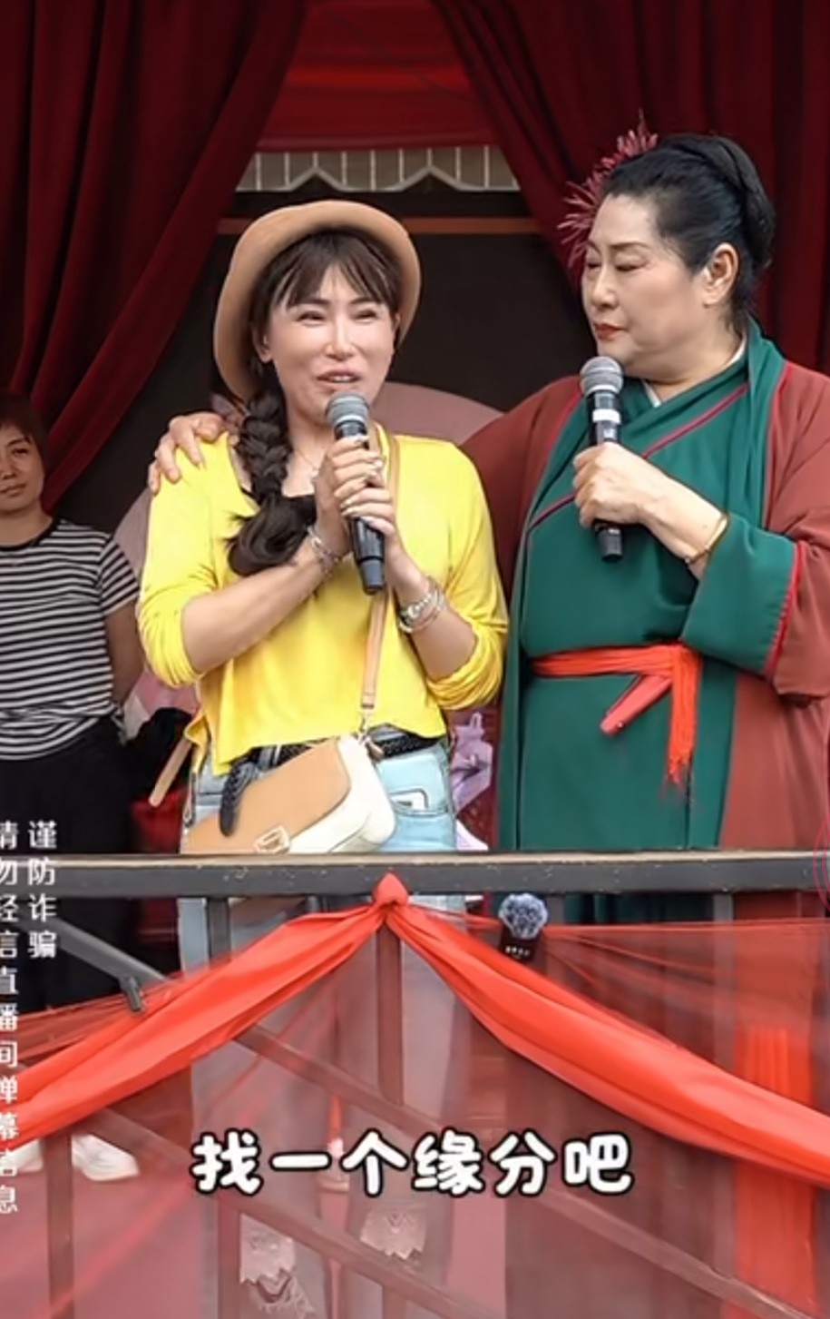 42岁，离婚七年了，有个20岁的儿子在上大二。  




女士说对另一半