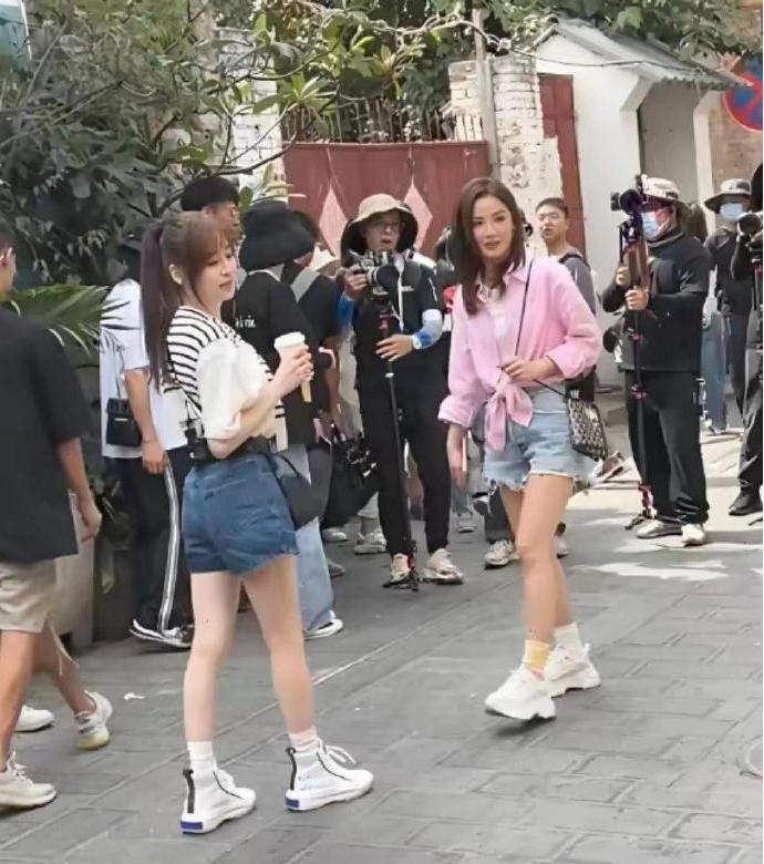 王心凌真是装“嫩”界的鼻祖，这打扮好像高中生，难怪会翻红 ​​​
