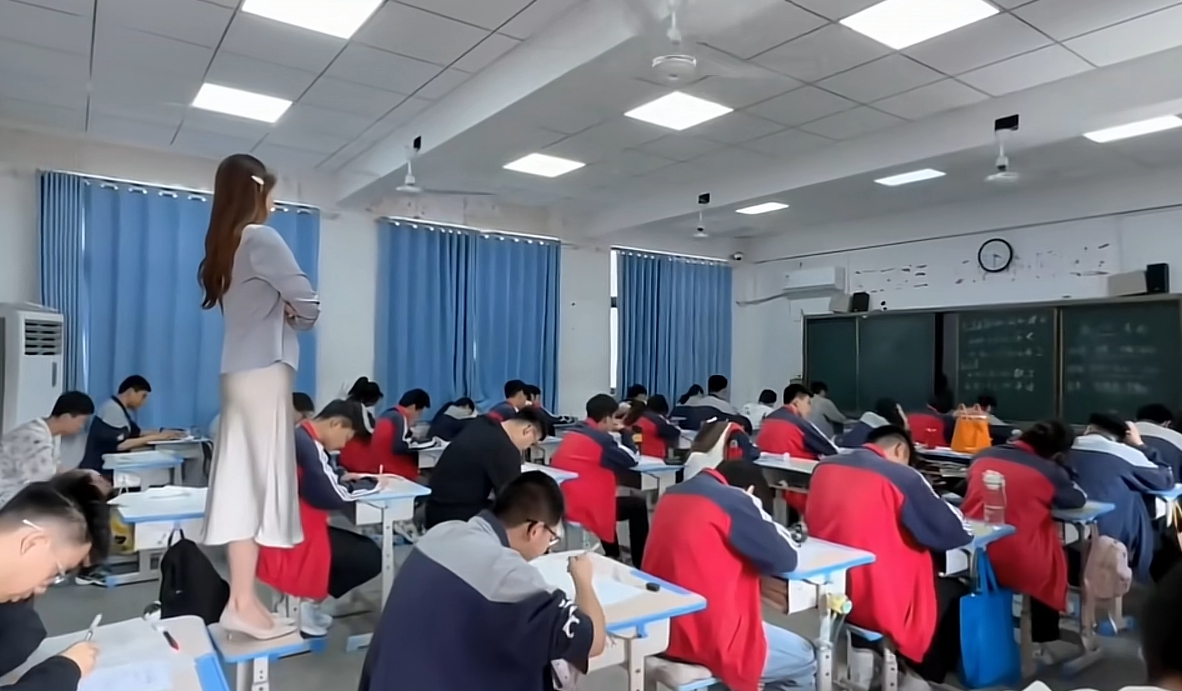 老师站这么高，谁还敢搞小动作