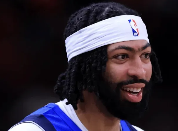 独行侠主帅基德今日在采访中，谈到了浓眉的恢复情况。
“他训练得非常努力，他已经回