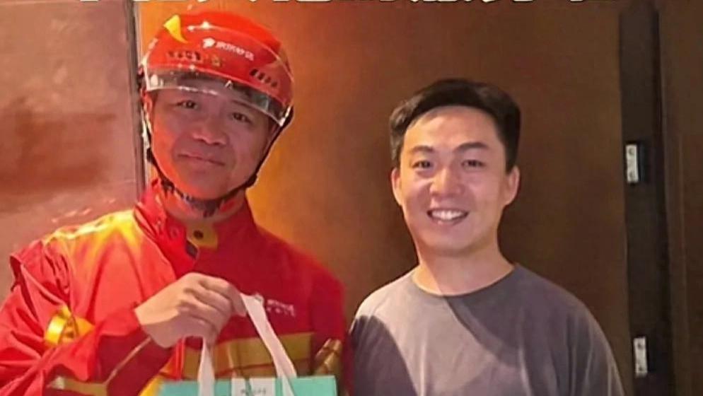 京东这次拼了！刘强东亲自送外卖，不管是否立人设，起码人家干了